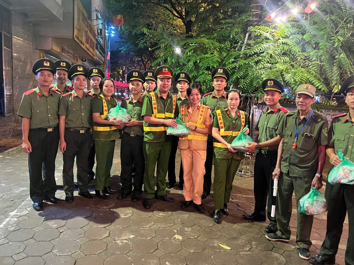 Phụ nữ Công an Hà Nội tặng hơn 2.000 suất cơm trong dịp kỷ niệm 2/9- Ảnh 11. Phụ nữ Công an Hà Nội tặng hơn 2.000 suất cơm trong dịp kỷ niệm 2/9- Ảnh 11.