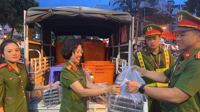 Phụ nữ Công an Hà Nội tặng hơn 2.000 suất cơm trong dịp kỷ niệm 2/9- Ảnh 4. Phụ nữ Công an Hà Nội tặng hơn 2.000 suất cơm trong dịp kỷ niệm 2/9- Ảnh 4.
