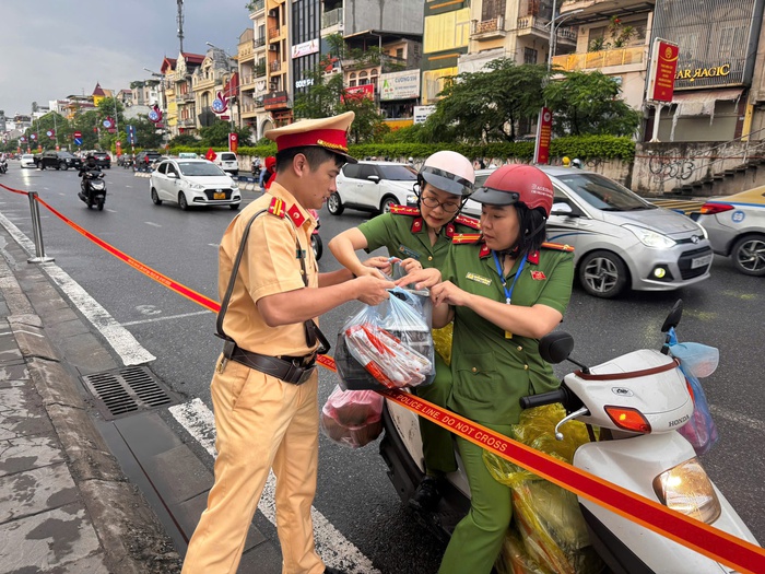 Phụ nữ Công an Hà Nội tặng hơn 2.000 suất cơm trong dịp kỷ niệm 2/9- Ảnh 3. Phụ nữ Công an Hà Nội tặng hơn 2.000 suất cơm trong dịp kỷ niệm 2/9- Ảnh 3.