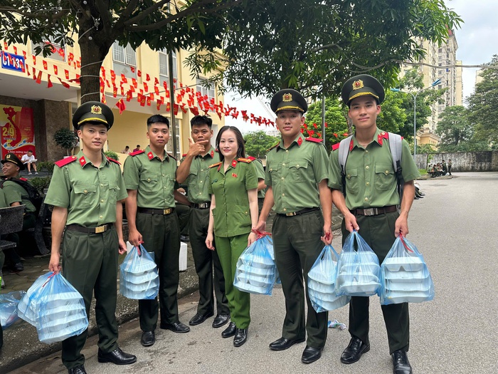 Phụ nữ Công an Hà Nội tặng hơn 2.000 suất cơm trong dịp kỷ niệm 2/9- Ảnh 10. Phụ nữ Công an Hà Nội tặng hơn 2.000 suất cơm trong dịp kỷ niệm 2/9- Ảnh 10.