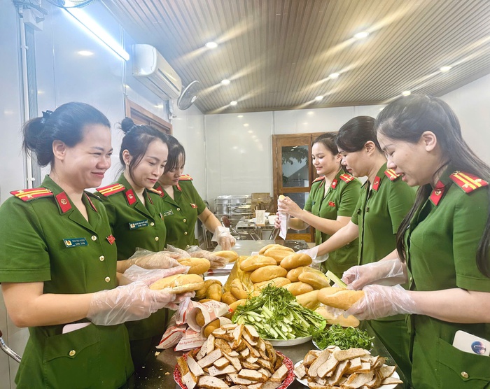 Phụ nữ Công an Hà Nội tặng hơn 2.000 suất cơm trong dịp kỷ niệm 2/9- Ảnh 2. Phụ nữ Công an Hà Nội tặng hơn 2.000 suất cơm trong dịp kỷ niệm 2/9- Ảnh 2.