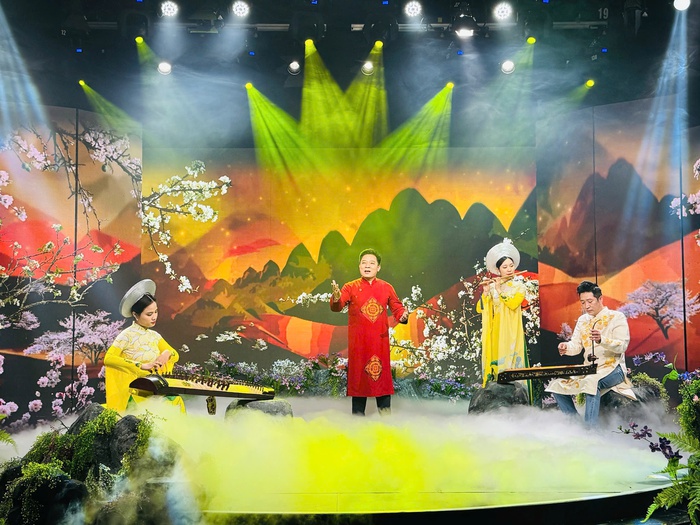 NSND Văn Chương: "Chèo đã cho tôi được sống với thơ"- Ảnh 1. NSND Văn Chương: "Chèo đã cho tôi được sống với thơ"- Ảnh 1.