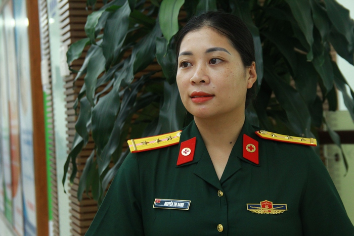 "Hậu phương" ấm áp của nữ điều dưỡng khoác quân phục diễu hành A80- Ảnh 1.