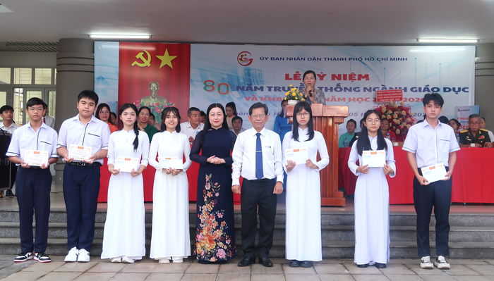 Học sinh TPHCM sẻ chia cùng đồng bào vùng lũ trong lễ khai giảng- Ảnh 9. Học sinh TPHCM sẻ chia cùng đồng bào vùng lũ trong lễ khai giảng- Ảnh 9.