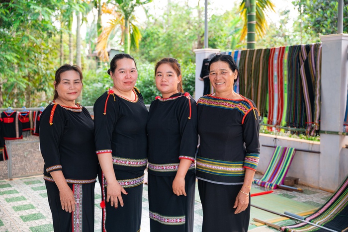 Phụ nữ dân tộc thiểu số và miền núi đưa thổ cẩm Đắk Lắk vươn xa- Ảnh 4. Phụ nữ dân tộc thiểu số và miền núi đưa thổ cẩm Đắk Lắk vươn xa- Ảnh 4.
