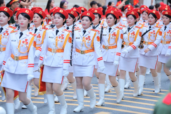 "Hậu phương" ấm áp của nữ điều dưỡng khoác quân phục diễu hành A80- Ảnh 3.
