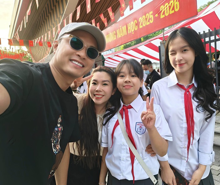 Sao Việt và những khoảnh khắc đáng nhớ bên con ngày khai giảng- Ảnh 4. Sao Việt và những khoảnh khắc đáng nhớ bên con ngày khai giảng- Ảnh 4.