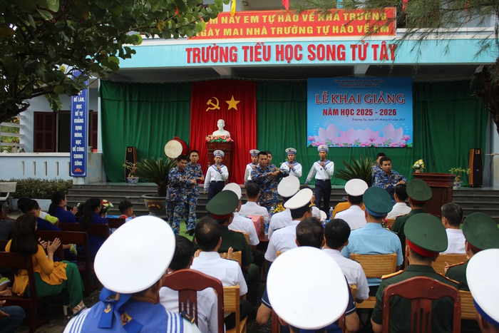 Rộn ràng không khí khai giảng năm học mới ở Trường Sa- Ảnh 7. Rộn ràng không khí khai giảng năm học mới ở Trường Sa- Ảnh 7.