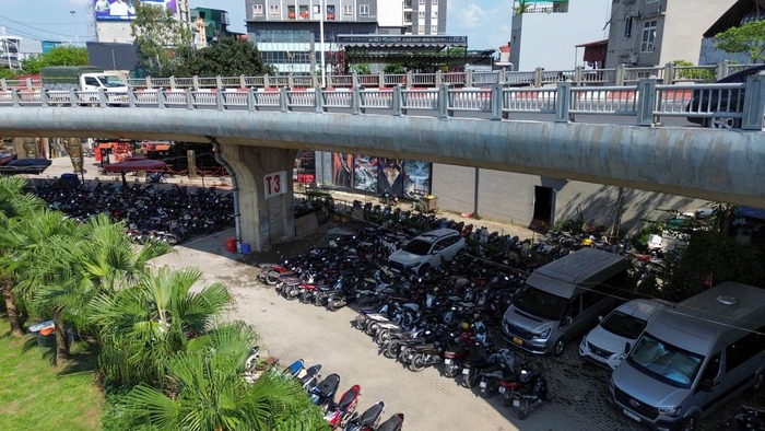 Vụ cháy bãi xe dưới gầm cầu Vĩnh Tuy: Lắp trụ sắt giám sát biến dạng kết cấu, phòng ngừa rủi ro- Ảnh 1. Vụ cháy bãi xe dưới gầm cầu Vĩnh Tuy: Lắp trụ sắt giám sát biến dạng kết cấu, phòng ngừa rủi ro- Ảnh 1.