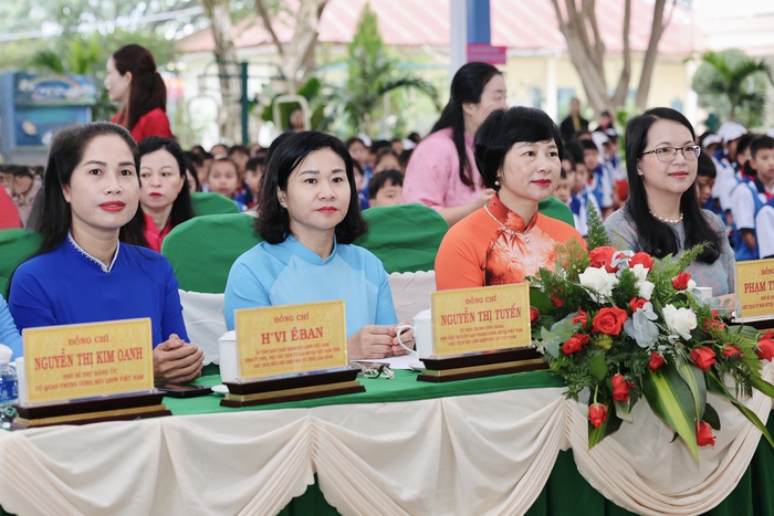 Chủ tịch Hội LHPN Việt Nam Nguyễn Thị Tuyến tặng quà trẻ em có hoàn cảnh khó khăn tại Lâm Đồng- Ảnh 1. Chủ tịch Hội LHPN Việt Nam Nguyễn Thị Tuyến tặng quà trẻ em có hoàn cảnh khó khăn tại Lâm Đồng- Ảnh 1.