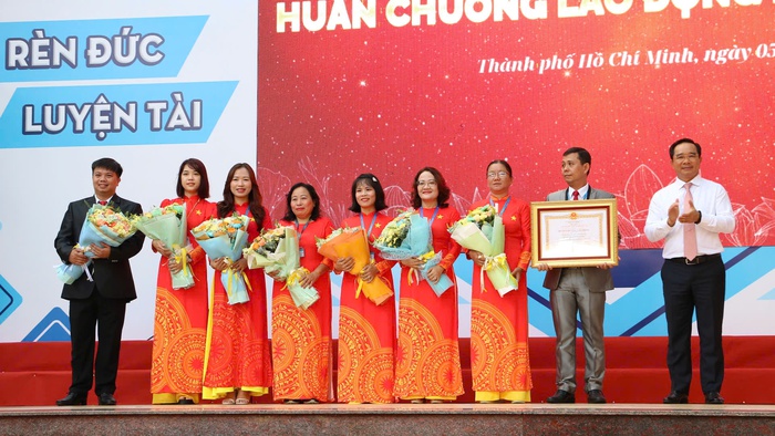 Học sinh TPHCM sẻ chia cùng đồng bào vùng lũ trong lễ khai giảng- Ảnh 6. Học sinh TPHCM sẻ chia cùng đồng bào vùng lũ trong lễ khai giảng- Ảnh 6.