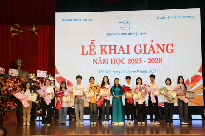 Phó Chủ tịch Hội LHPNVN Nguyễn Thị Minh Hương dự khai giảng năm học mới tại Học viện Phụ nữ Việt Nam- Ảnh 3. Phó Chủ tịch Hội LHPNVN Nguyễn Thị Minh Hương dự khai giảng năm học mới tại Học viện Phụ nữ Việt Nam- Ảnh 3.