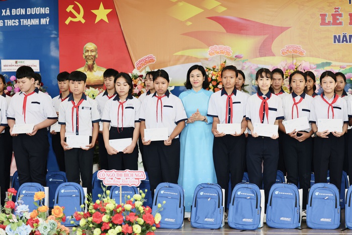 Chủ tịch Hội LHPN Việt Nam Nguyễn Thị Tuyến tặng quà trẻ em có hoàn cảnh khó khăn tại Lâm Đồng- Ảnh 3. Chủ tịch Hội LHPN Việt Nam Nguyễn Thị Tuyến tặng quà trẻ em có hoàn cảnh khó khăn tại Lâm Đồng- Ảnh 3.