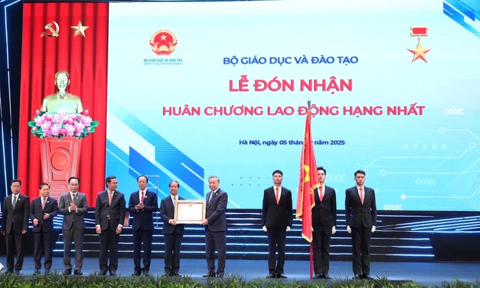 Tổng Bí thư Tô Lâm dự Lễ kỷ niệm 80 năm truyền thống ngành Giáo dục và khai giảng năm học 2025 - 2026- Ảnh 4. Tổng Bí thư Tô Lâm dự Lễ kỷ niệm 80 năm truyền thống ngành Giáo dục và khai giảng năm học 2025 - 2026- Ảnh 4.
