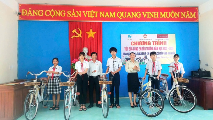 Phụ nữ Quảng Ngãi đồng hành cùng học sinh trong ngày khai giảng năm học mới- Ảnh 3. Phụ nữ Quảng Ngãi đồng hành cùng học sinh trong ngày khai giảng năm học mới- Ảnh 3.
