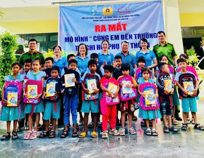 Phụ nữ Quảng Ngãi đồng hành cùng học sinh trong ngày khai giảng năm học mới- Ảnh 1. Phụ nữ Quảng Ngãi đồng hành cùng học sinh trong ngày khai giảng năm học mới- Ảnh 1.