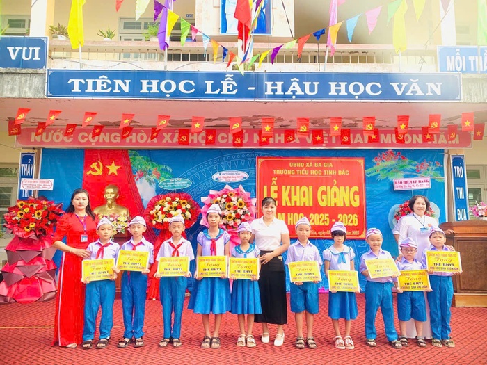 Phụ nữ Quảng Ngãi đồng hành cùng học sinh trong ngày khai giảng năm học mới- Ảnh 2. Phụ nữ Quảng Ngãi đồng hành cùng học sinh trong ngày khai giảng năm học mới- Ảnh 2.