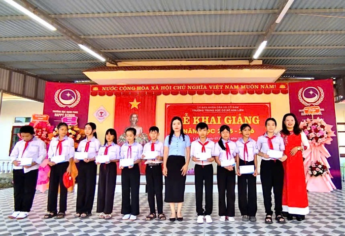 Nhiều phần quà đến với trẻ mồ côi, trẻ có hoàn cảnh khó khăn từ các “Mẹ đỡ đầu” trước thềm năm học mới- Ảnh 1.