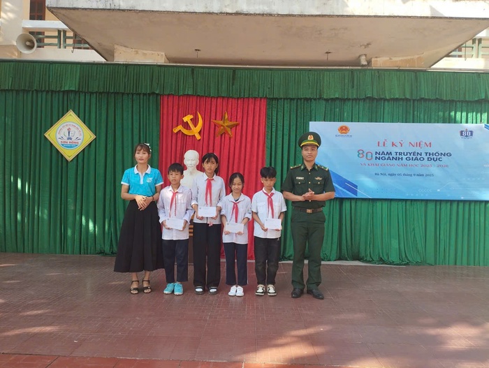 Nhiều phần quà đến với trẻ mồ côi, trẻ có hoàn cảnh khó khăn từ các “Mẹ đỡ đầu” trước thềm năm học mới- Ảnh 2.
