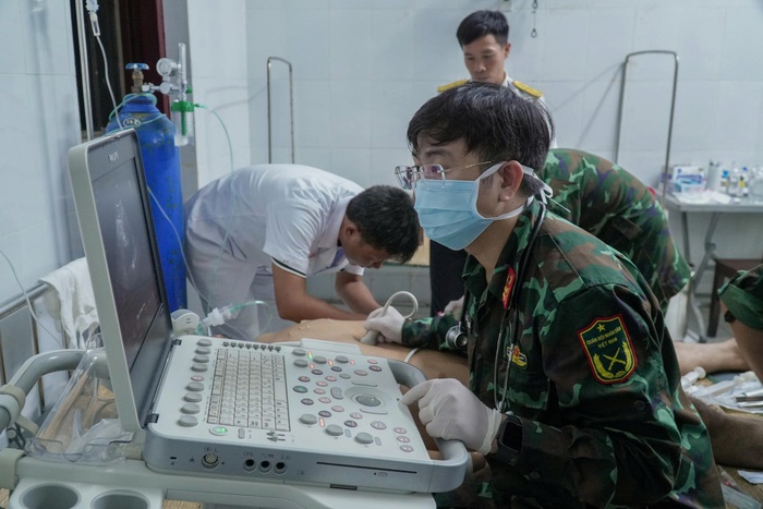 Trực thăng đưa bệnh nhân từ đảo Song Tử Tây về đất liền điều trị- Ảnh 1.