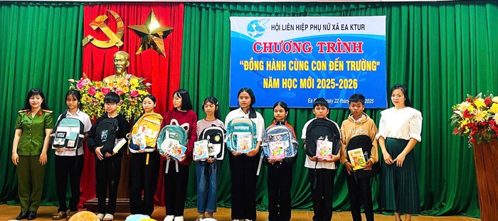 Đắk Lắk: "Mẹ đỡ đầu" tiếp bước con đến trường trong năm học mới- Ảnh 5. Đắk Lắk: "Mẹ đỡ đầu" tiếp bước con đến trường trong năm học mới- Ảnh 5.