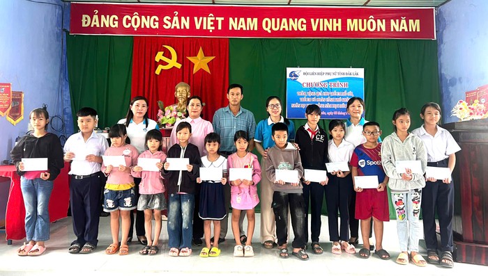 Đắk Lắk: "Mẹ đỡ đầu" tiếp bước con đến trường trong năm học mới- Ảnh 1. Đắk Lắk: "Mẹ đỡ đầu" tiếp bước con đến trường trong năm học mới- Ảnh 1.