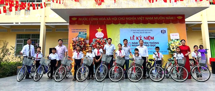 Đắk Lắk: "Mẹ đỡ đầu" tiếp bước con đến trường trong năm học mới- Ảnh 3. Đắk Lắk: "Mẹ đỡ đầu" tiếp bước con đến trường trong năm học mới- Ảnh 3.