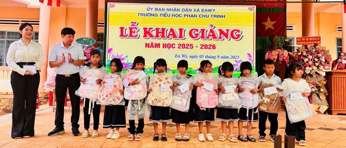 Đắk Lắk: "Mẹ đỡ đầu" tiếp bước con đến trường trong năm học mới- Ảnh 4. Đắk Lắk: "Mẹ đỡ đầu" tiếp bước con đến trường trong năm học mới- Ảnh 4.