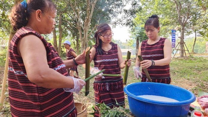 Cô gái người Chơ ro vượt định kiến, vươn tới ước mơ đứng trên bục giảng - Ảnh 1. Cô gái người Chơ ro vượt định kiến, vươn tới ước mơ đứng trên bục giảng - Ảnh 1.