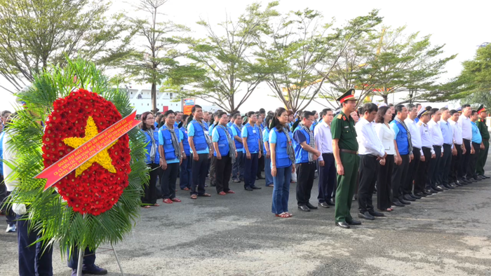 TPHCM: Thăm, tặng quà cán bộ, chiến sĩ và nhân dân vùng biển đảo Tây Nam- Ảnh 1. TPHCM: Thăm, tặng quà cán bộ, chiến sĩ và nhân dân vùng biển đảo Tây Nam- Ảnh 1.