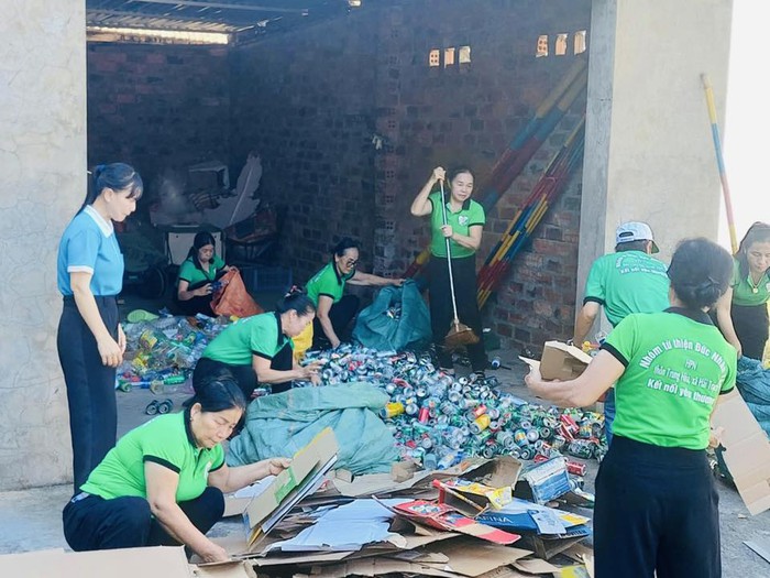 Phụ nữ Đông Trạch gieo mầm yêu thương từ phế liệu- Ảnh 1. Phụ nữ Đông Trạch gieo mầm yêu thương từ phế liệu- Ảnh 1.