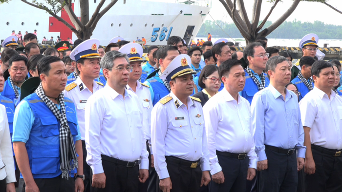 TPHCM: Thăm, tặng quà cán bộ, chiến sĩ và nhân dân vùng biển đảo Tây Nam- Ảnh 3. TPHCM: Thăm, tặng quà cán bộ, chiến sĩ và nhân dân vùng biển đảo Tây Nam- Ảnh 3.