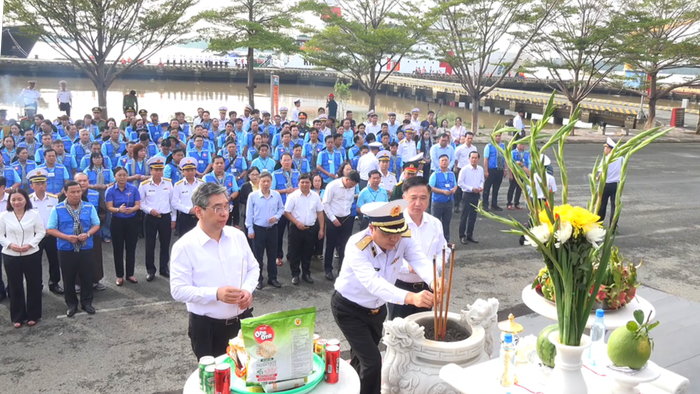 TPHCM: Thăm, tặng quà cán bộ, chiến sĩ và nhân dân vùng biển đảo Tây Nam- Ảnh 2. TPHCM: Thăm, tặng quà cán bộ, chiến sĩ và nhân dân vùng biển đảo Tây Nam- Ảnh 2.