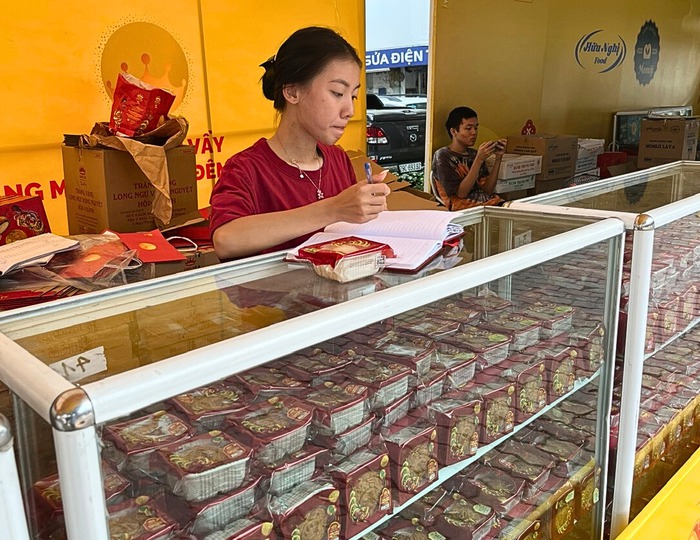 Sinh viên làm thêm mùa Trung thu: Tăng thu nhập, thêm kỹ năng, trải nghiệm- Ảnh 1. Sinh viên làm thêm mùa Trung thu: Tăng thu nhập, thêm kỹ năng, trải nghiệm- Ảnh 1.