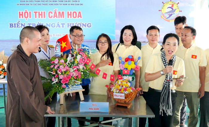 TPHCM: Thăm, tặng quà cán bộ, chiến sĩ và nhân dân vùng biển đảo Tây Nam- Ảnh 4. TPHCM: Thăm, tặng quà cán bộ, chiến sĩ và nhân dân vùng biển đảo Tây Nam- Ảnh 4.