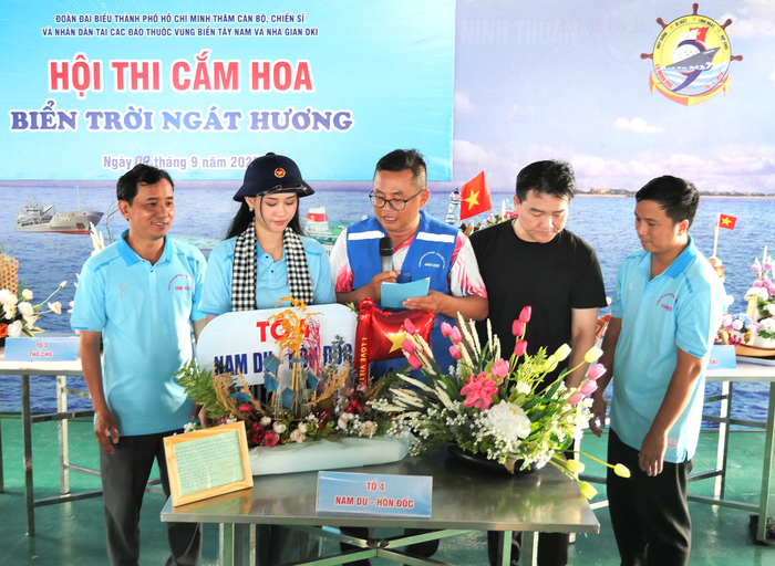 TPHCM: Thăm, tặng quà cán bộ, chiến sĩ và nhân dân vùng biển đảo Tây Nam- Ảnh 5. TPHCM: Thăm, tặng quà cán bộ, chiến sĩ và nhân dân vùng biển đảo Tây Nam- Ảnh 5.