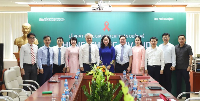 Phát động "Giải Báo chí toàn quốc về HIV/AIDS năm 2025"- Ảnh 1. Phát động "Giải Báo chí toàn quốc về HIV/AIDS năm 2025"- Ảnh 1.