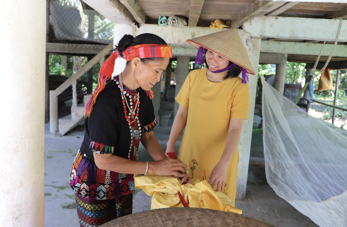 Mế Hà Thị Học - Người giữ lửa văn hóa, xóa bỏ hủ tục ở thôn Khe Hà- Ảnh 2. Mế Hà Thị Học - Người giữ lửa văn hóa, xóa bỏ hủ tục ở thôn Khe Hà- Ảnh 2.