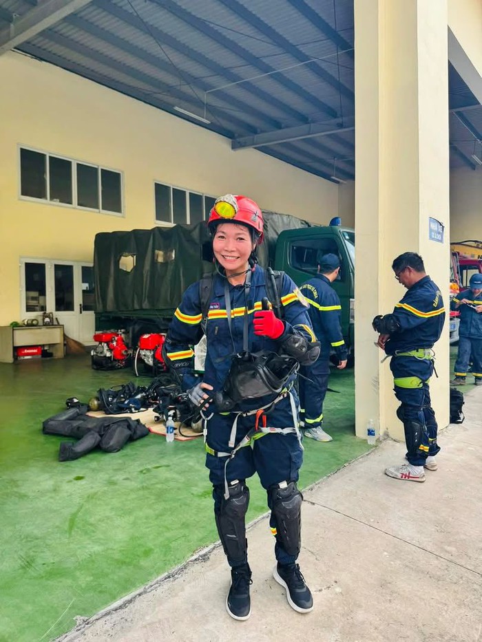 Điều ít biết về nữ chiến sĩ quả cảm trong đội Công an phòng cháy, chữa cháy ở TPHCM- Ảnh 1. Điều ít biết về nữ chiến sĩ quả cảm trong đội Công an phòng cháy, chữa cháy ở TPHCM- Ảnh 1.