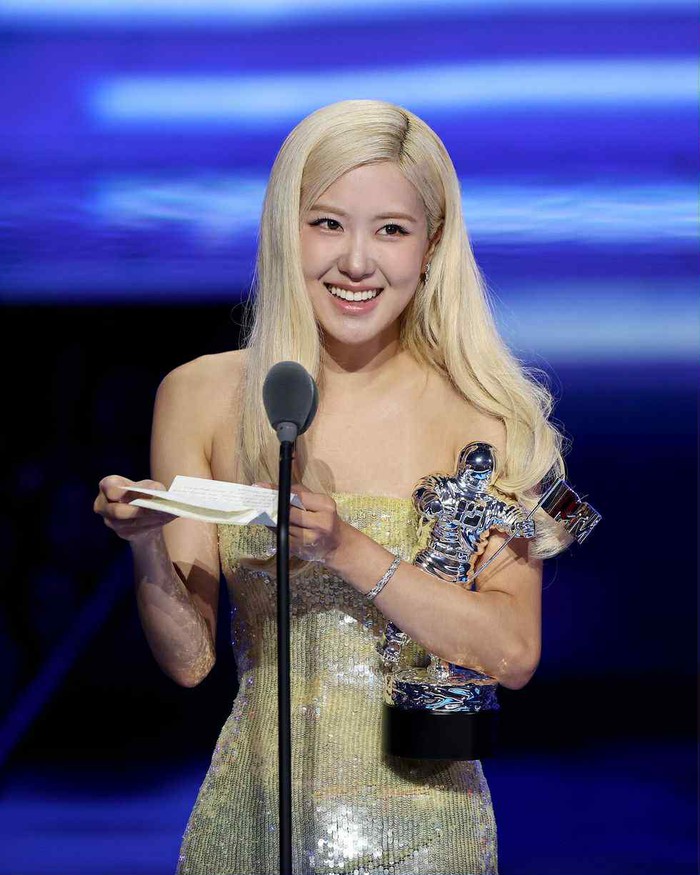 Rosé bật khóc kể về hành trình chinh phục giấc mơ tại MTV VMAs 2025 - Ảnh 1. Rosé bật khóc kể về hành trình chinh phục giấc mơ tại MTV VMAs 2025 - Ảnh 1.