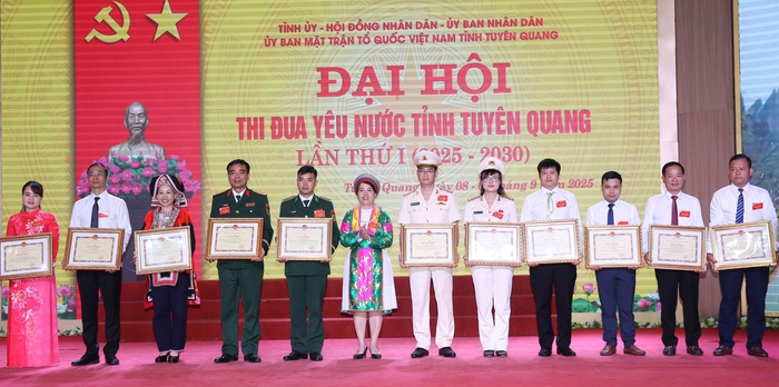 Cán bộ Hội phụ nữ được tôn vinh tại Đại hội Thi đua yêu nước lần thứ nhất tỉnh Tuyên Quang- Ảnh 2. Cán bộ Hội phụ nữ được tôn vinh tại Đại hội Thi đua yêu nước lần thứ nhất tỉnh Tuyên Quang- Ảnh 2.