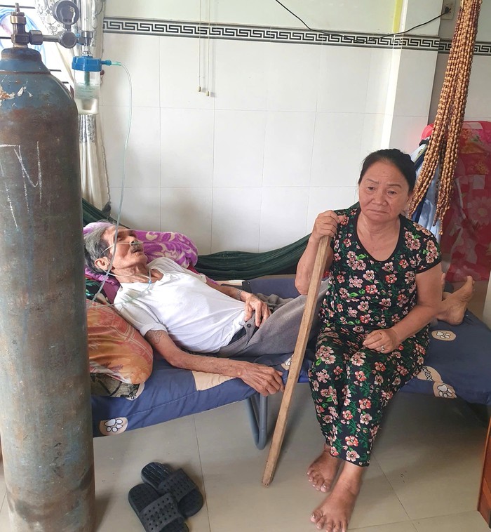 Cảm thương người phụ nữ tật nguyền gồng gánh chồng - con- Ảnh 1. Cảm thương người phụ nữ tật nguyền gồng gánh chồng - con- Ảnh 1.