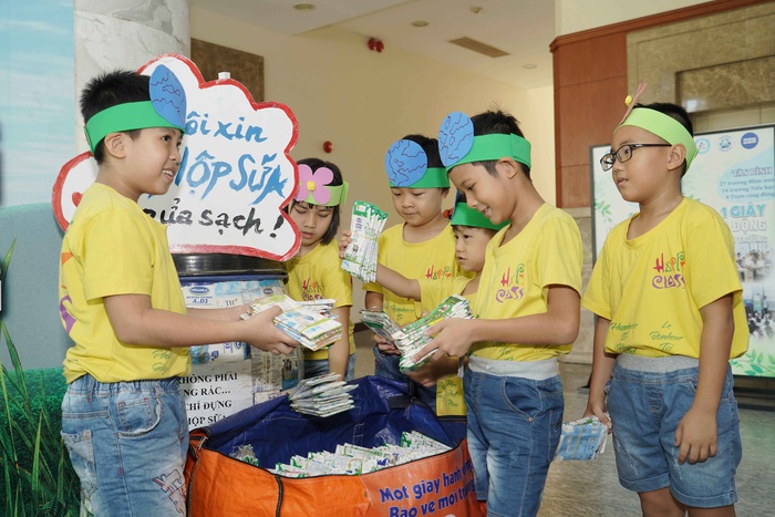 Các em học sinh được hướng dẫn cách xử lý vỏ hộp sữa đã qua sử dụng