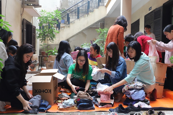 Tình nguyện viên hào hứng phân loại đồ chuẩn bị cho Ngày hội Mottainai 2019 - Ảnh 1.