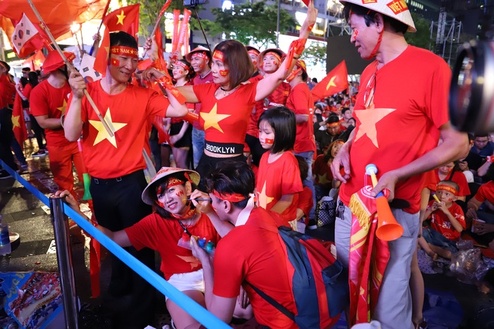 Phố đi bộ Nguyễn Huệ thành “biển” người cổ vũ chung kết bóng đá Sea Games 30 - Ảnh 1.