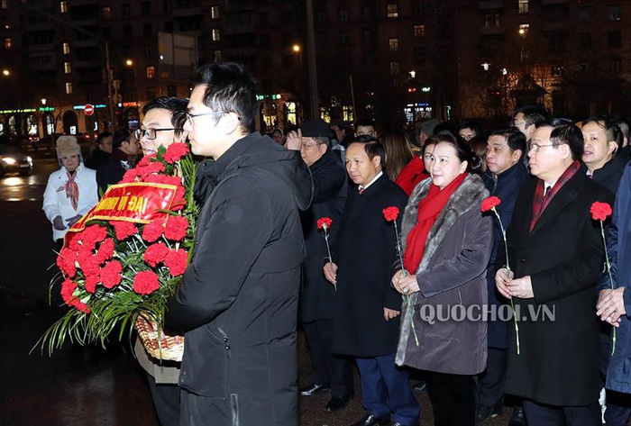 Chủ tịch Quốc hội Nguyễn Thị Kim Ngân dâng hoa tại quảng trường Hồ Chí Minh, thủ đô Moscow - Ảnh 1.