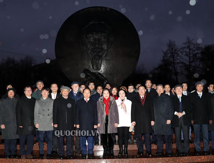 Chủ tịch Quốc hội Nguyễn Thị Kim Ngân dâng hoa tại quảng trường Hồ Chí Minh, thủ đô Moscow - Ảnh 2.