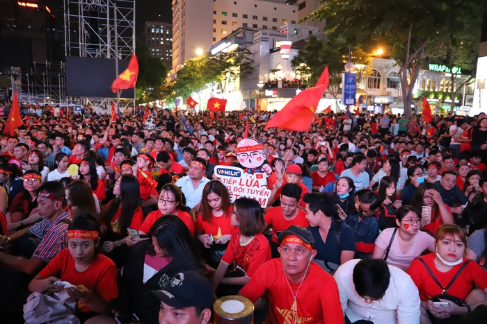 Phố đi bộ Nguyễn Huệ thành “biển” người cổ vũ chung kết bóng đá Sea Games 30 - Ảnh 9.