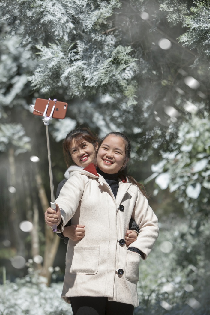 Giới trẻ hào hứng “sống ảo” trong khu vườn Châu Âu tuyết trắng giữa Ba Vì - Ảnh 6.