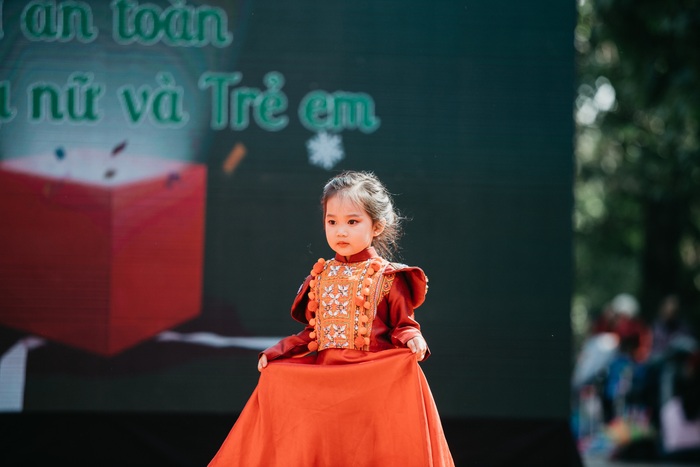 Mới chỉ 4 tuổi, nhưng mẫu nhí Trần Chúc Anh đã biểu diễn vô cùng tự tin trên sân khấu Mottainai